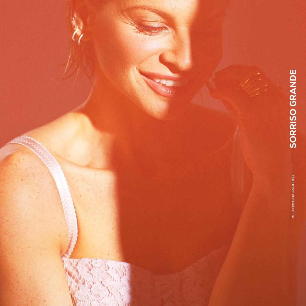 alessandra-amoroso-album-e-tour---immagini-AMOROSO_COVER_SINGOLO_SORRISO_GRANDE_b.jpg