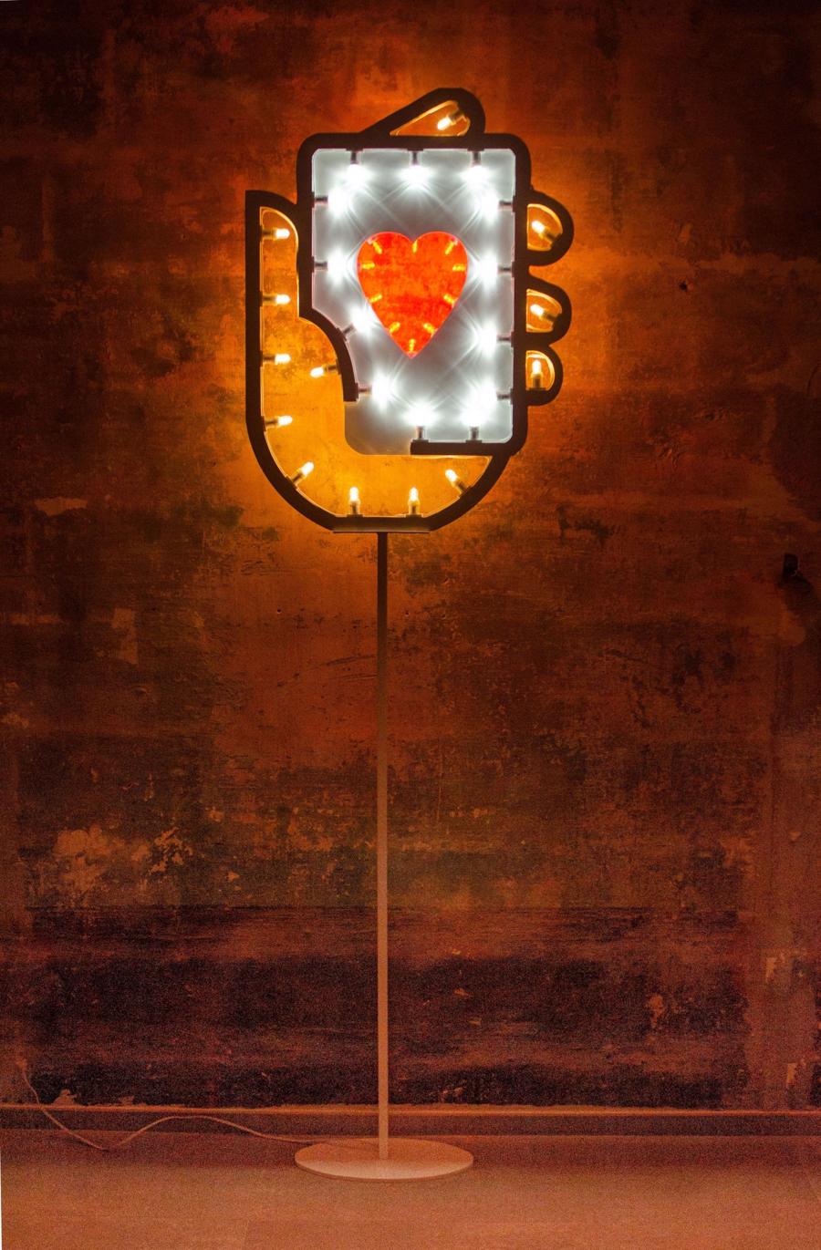 mostra---parma-360-festival-2021-della-creativita-contemporanea---immagini-David_Cesaria,_Asso_nella_manica,_2019,_legno_con_luci_led,_67x231cm.jpg