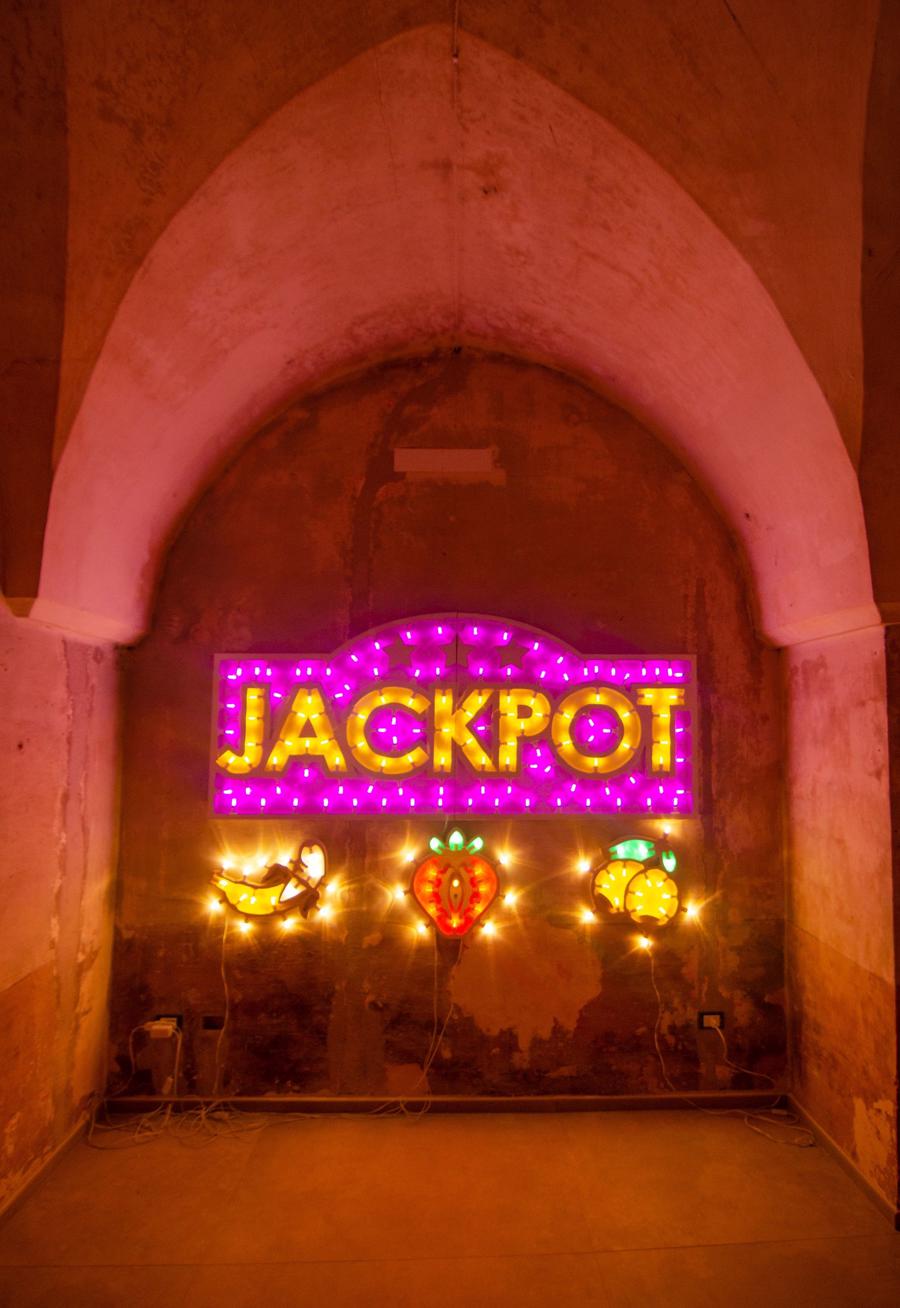 mostra---parma-360-festival-2021-della-creativita-contemporanea---immagini-David_Cesaria,_Jackpot,_2019,_legno_con_luci_led,_dimensioni_variabili.jpg