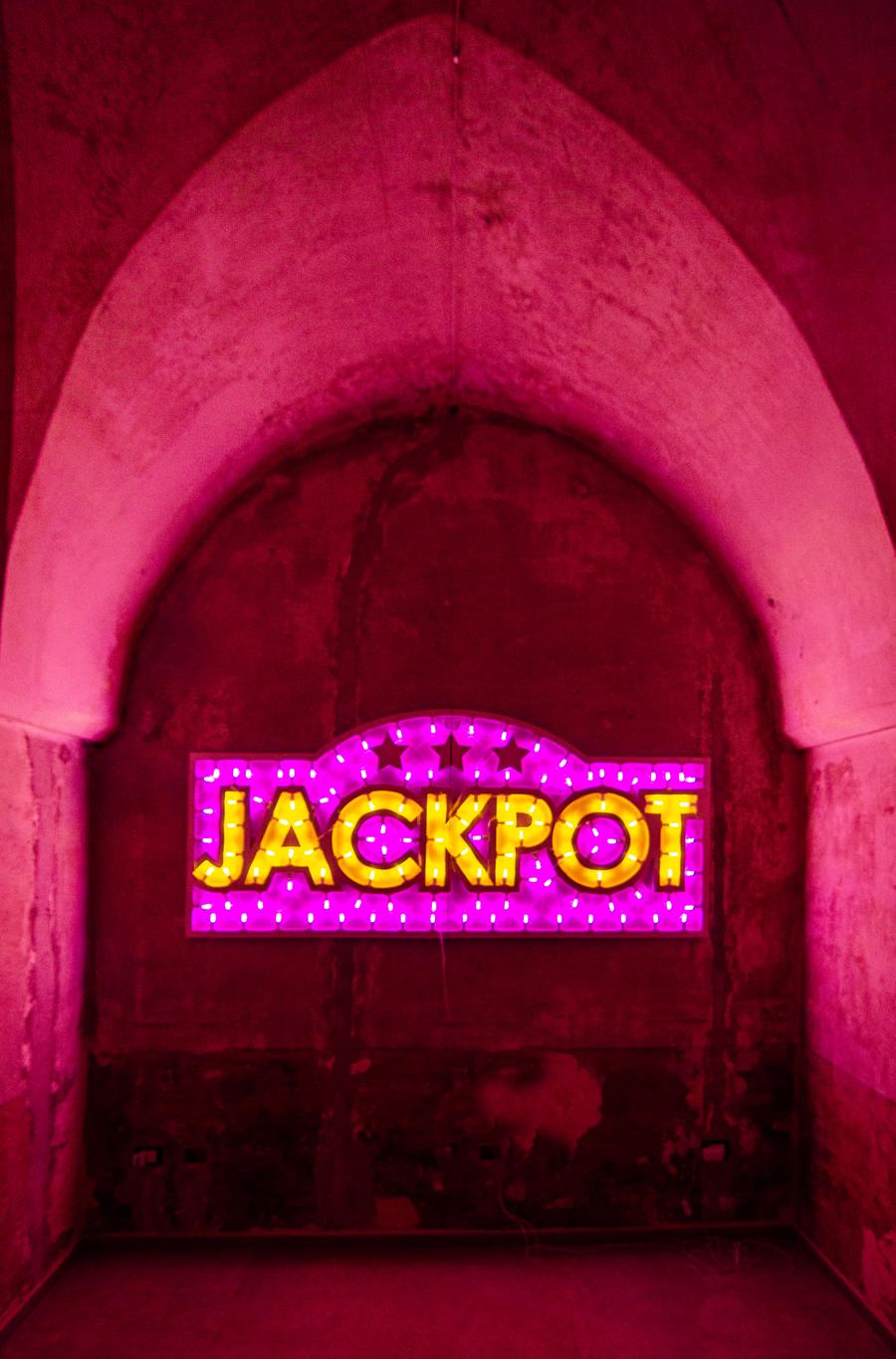 mostra---parma-360-festival-2021-della-creativita-contemporanea---immagini-David_Cesaria,_Jackpot,_2019,_legno_con_luci_led,_dimensioni_variabili_.jpg