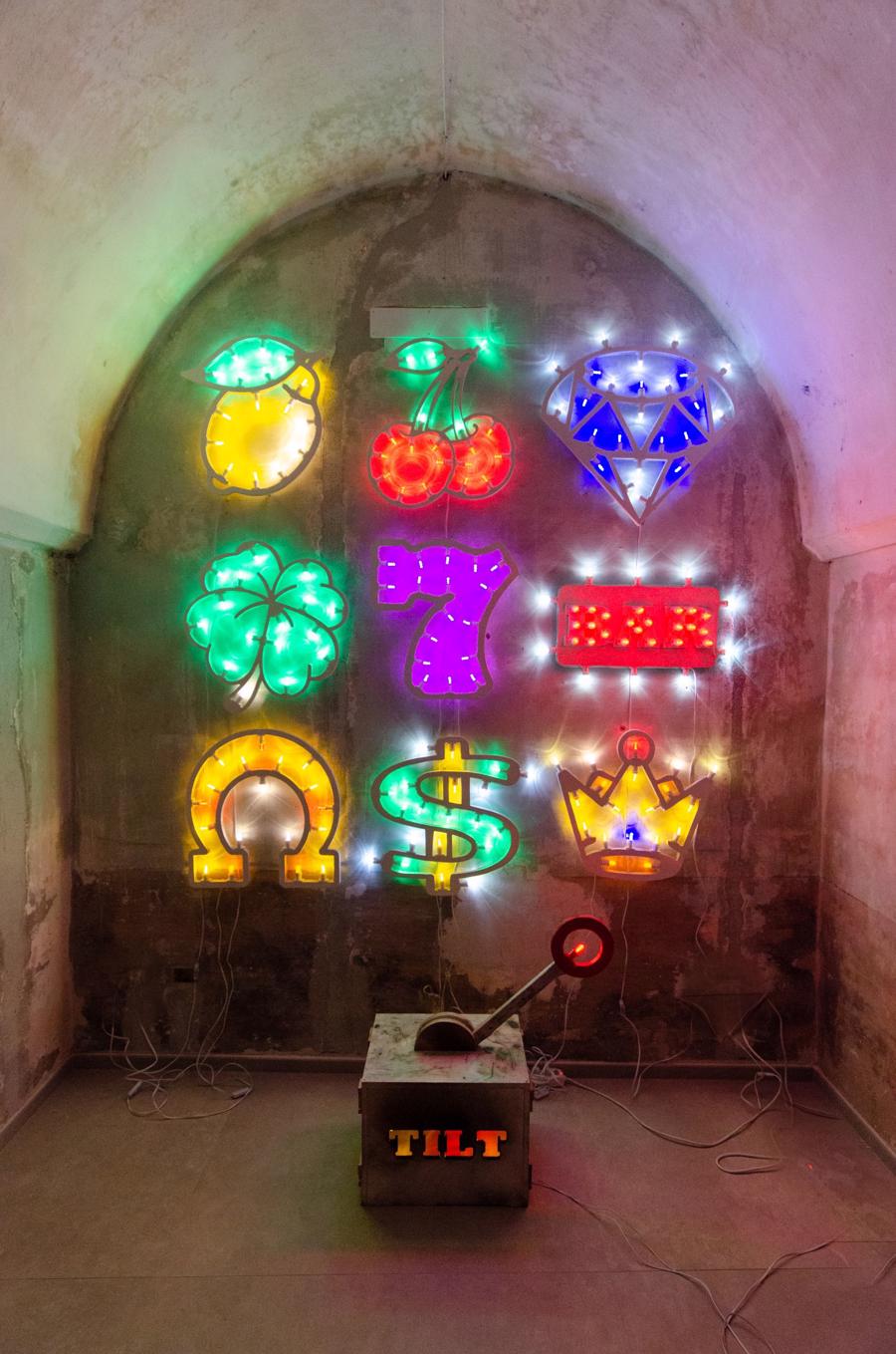 mostra---parma-360-festival-2021-della-creativita-contemporanea---immagini-David_Cesaria,_Slot_Machine,_2019,_legno_con_luci_led,_dimensioni_variabili.jpg