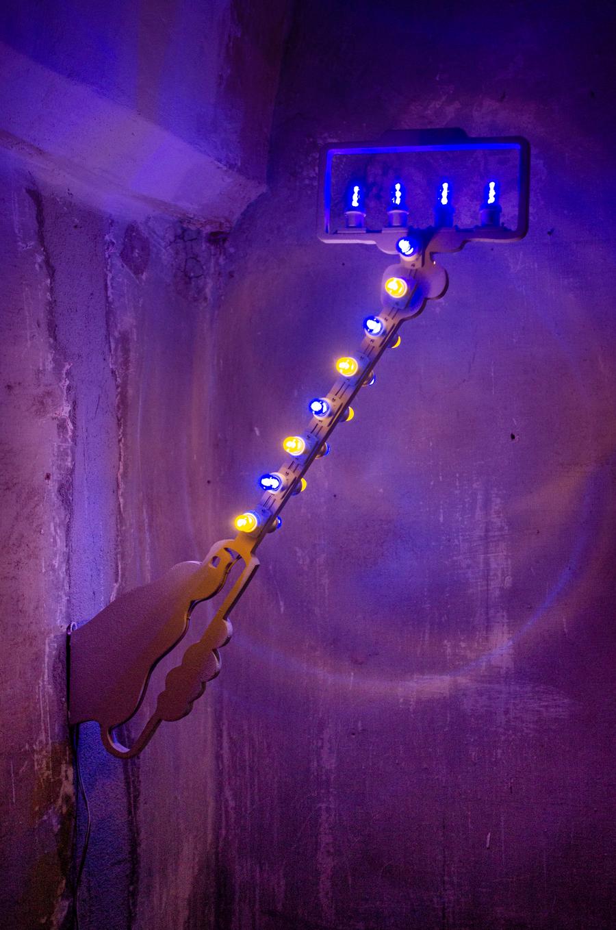 mostra---parma-360-festival-2021-della-creativita-contemporanea---immagini-David_Cesaria,_selfiestick_giallo_blu_(2)_55x80_2019.jpg