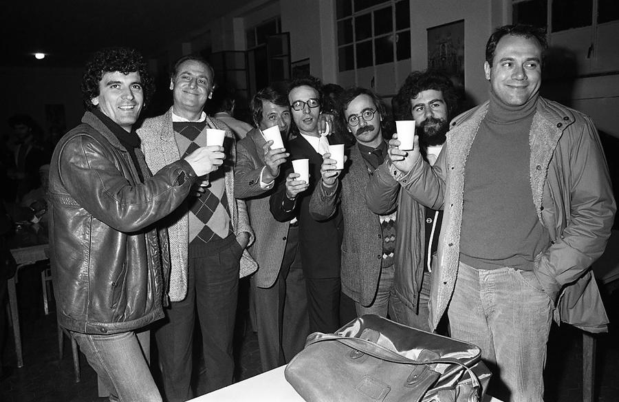 mostra-napoli----troisi-poeta-massimo----immagini-FOTO_Luciano_Rasero,_archivio_GRM_(foto_di_gruppo_su_set_di_Morto_Troisi,_viva_Troisi!,_Troisi,_1982).jpg