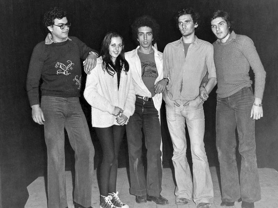 mostra-napoli----troisi-poeta-massimo----immagini-I_ragazzi_del_Centro_Teatro_Spazio_-_anni_'70,_famiglia_Troisi.jpg