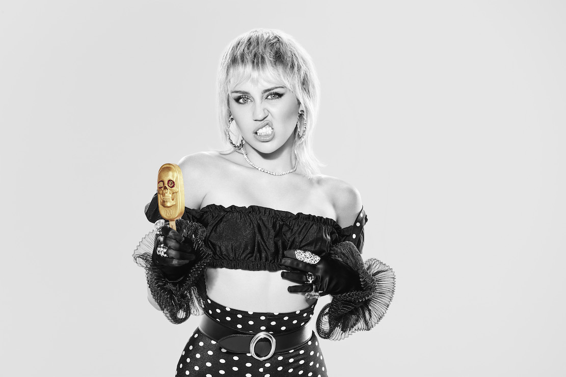 miley-cyrus-Magnum_Skull.jpg