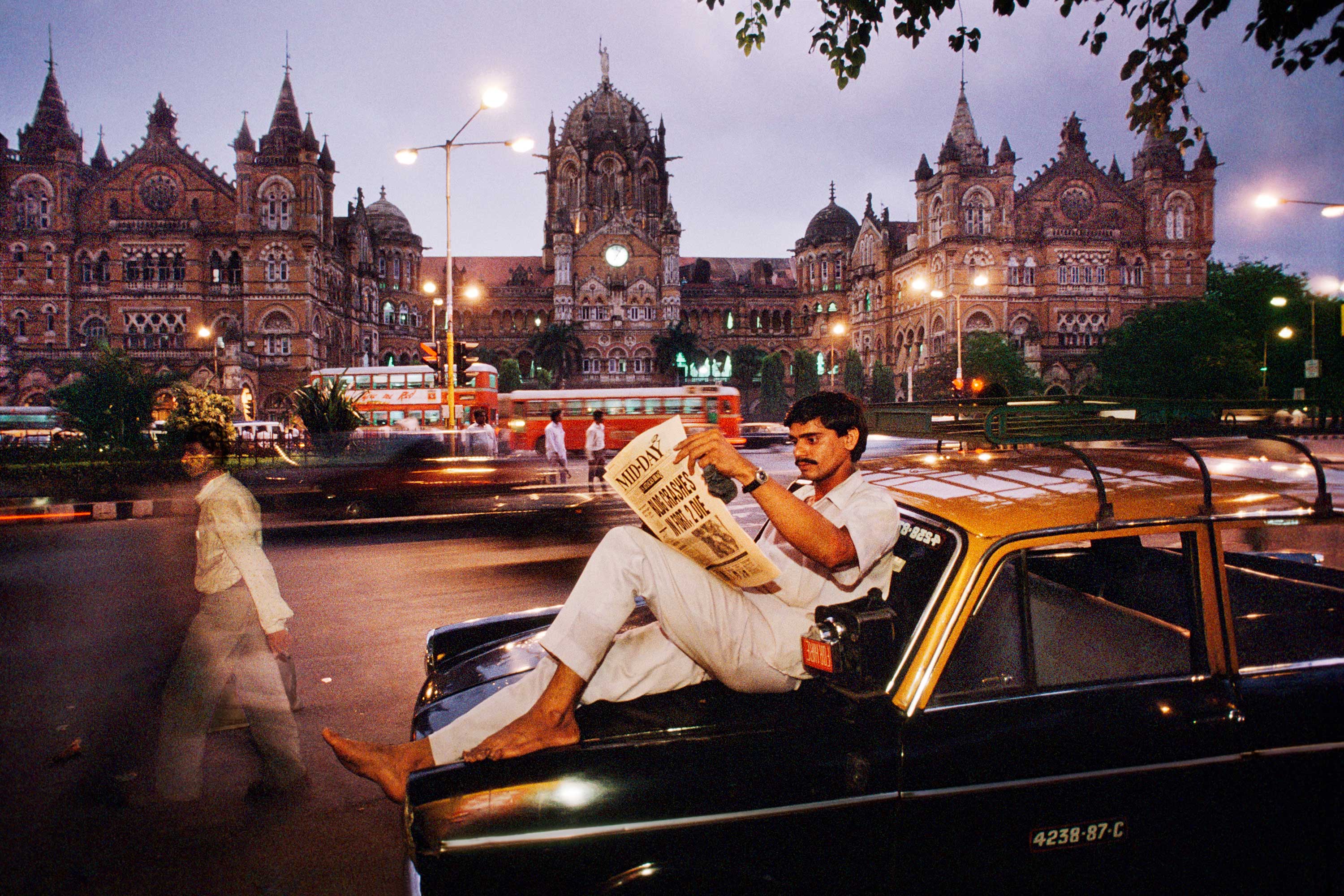 mostra-bari---steve-mccurry--leggere---immagini-_Teatro_Margherita_leggere_mostra_steve_mccurry_(3).jpg