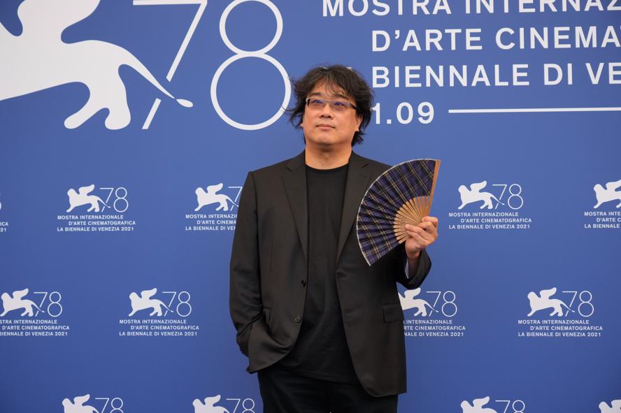 festival-del-cinema-di-venezia-2021---immagini-64292-PHOTOCALL_-_VENEZIA78_JURY_-_President_Bong_Joon_Ho__Credits_La_Biennale_di_Venezia_-_Foto_ASAC__ph_Andrea_Avezz_____5_.jpg