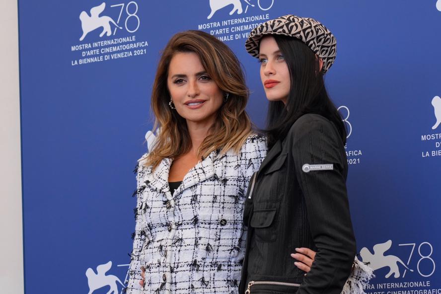 festival-del-cinema-di-venezia-2021---immagini-64388-PHOTOCALL_-_MADRES_PARALELAS_-_Pen__lope_Cruz_and_Milena_Smit__Credits_La_Biennale_di_Venezia_-_Foto_ASAC_ph_Andrea_Avezz_____2_.jpg