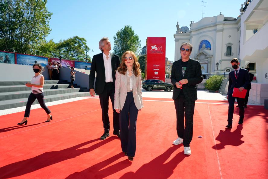 festival-del-cinema-di-venezia-2021---immagini-64432-RED_CARPET_-_LES_PROMESSES__THE_PROMISES__-_Film_Delegation__Credits_La_Biennale_di_Venezia_-_Foto_ASAC_ph_Andrea_Avezz_____1_.jpg