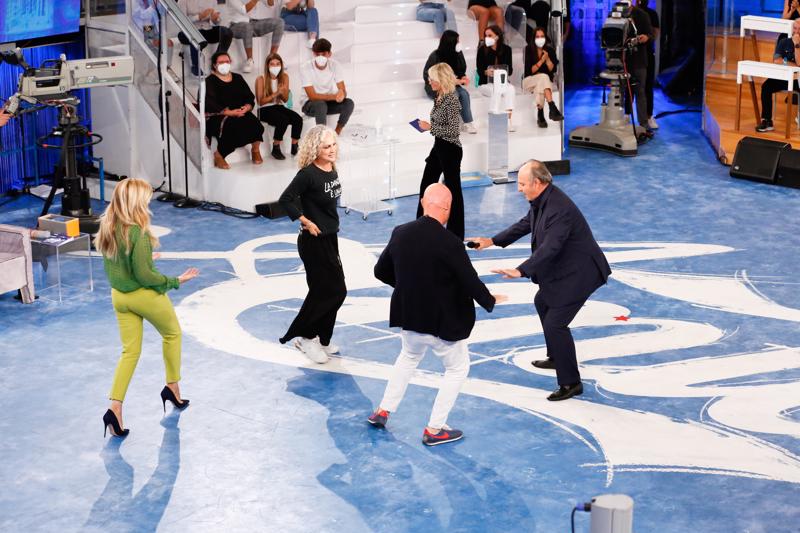 tv-show-amici-2021-2022---immagini-concorrenti-vincitore-streaming-mediasetplay-MARIA_DE_FILIPPI,_GERRY_SCOTTI,_RUDY_ZERBI,_ALESSANDRA_CELENTANO,_LORELLA_CUCCARINI_01.JPG
