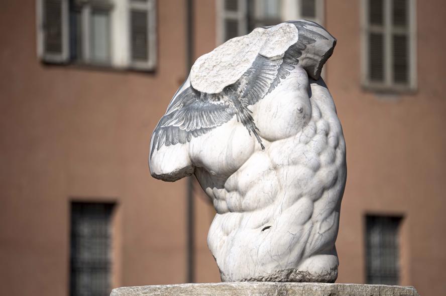 mostra-torino---fabio-viale---in-between---immagini-Fabio_Viale_Kouros_2020_marmo_bianco_e_pigmenti_Credits_Nicolo_Campo_DB_Studio_01.jpg