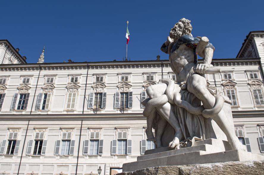mostra-torino---fabio-viale---in-between---immagini-Fabio_Viale_Laocoonte_2020_marmo_bianco_e_pigmenti_Credits_Nicolo_Campo_DB_Studio_01.jpg