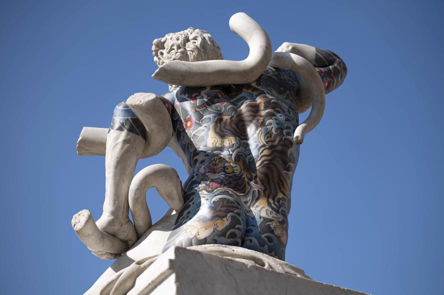 mostra-torino---fabio-viale---in-between---immagini-Fabio_Viale_Laocoonte_2020_marmo_bianco_e_pigmenti_Credits_Nicolo_Campo_DB_Studio_02.jpg