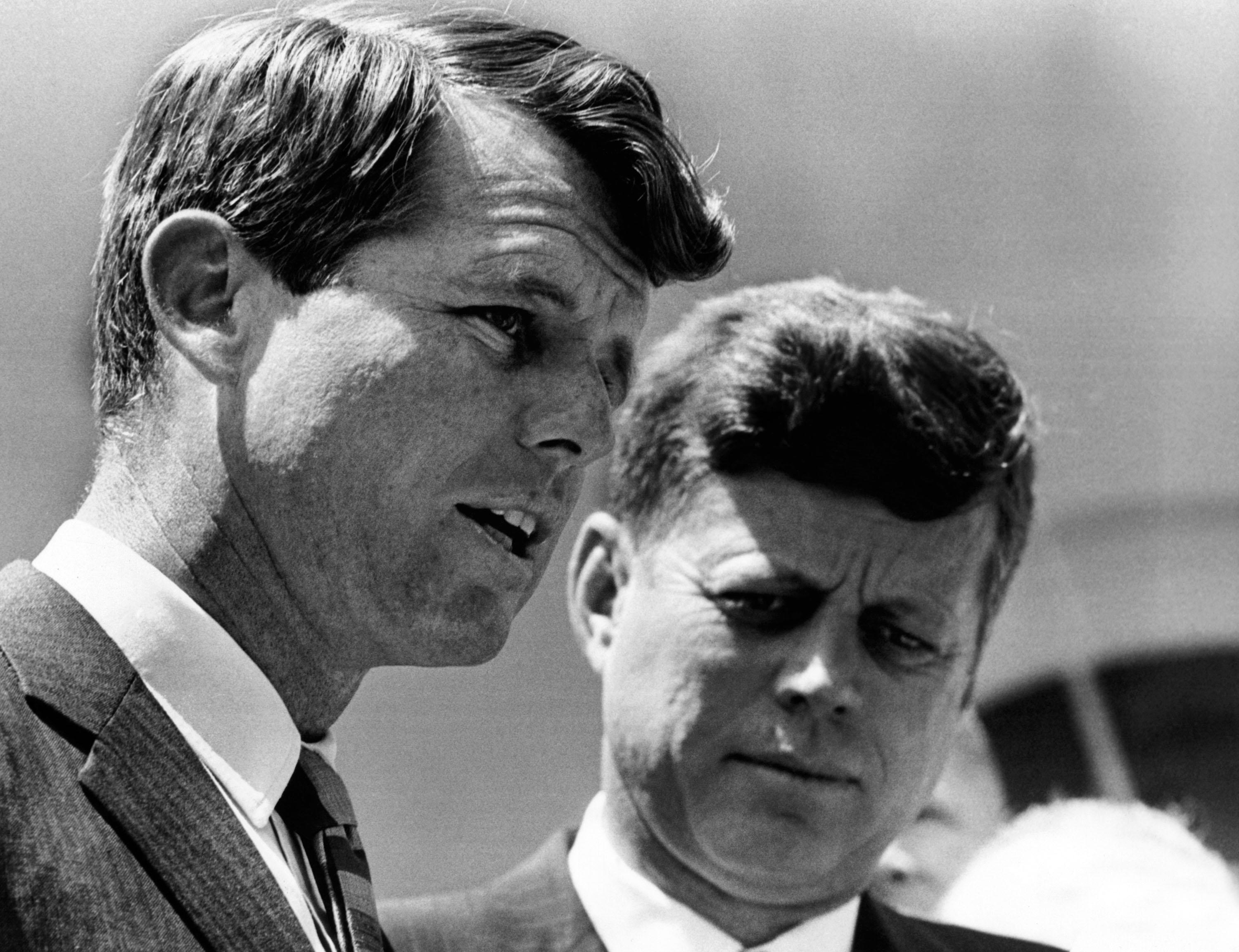 serie-tv-jfk--destiny-betrayed-streaming-now-Robert_Kennedy_with_John_Kennedy_JFKDB.jpg