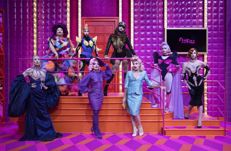 tv-show-drag-race-italia----immagini-Da_Sx_in_piedi_sulle_scale_Ivana_Vamp_Farida_Kant_Luquisha_Lubamba_Divinity_Elecktra_Bionic_in_basso_in_piedi_Enorma_Jean_Le_Riche__Ava_Hangar.Copia_di_IMG_5162.jpg