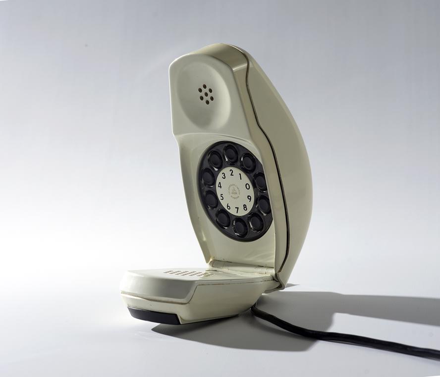 mostra-ancona----collezione-design--immagini-04_Grillo_1967_di_Richard_Sapper_e_Marco_Zanuso_per_Siemens.jpg