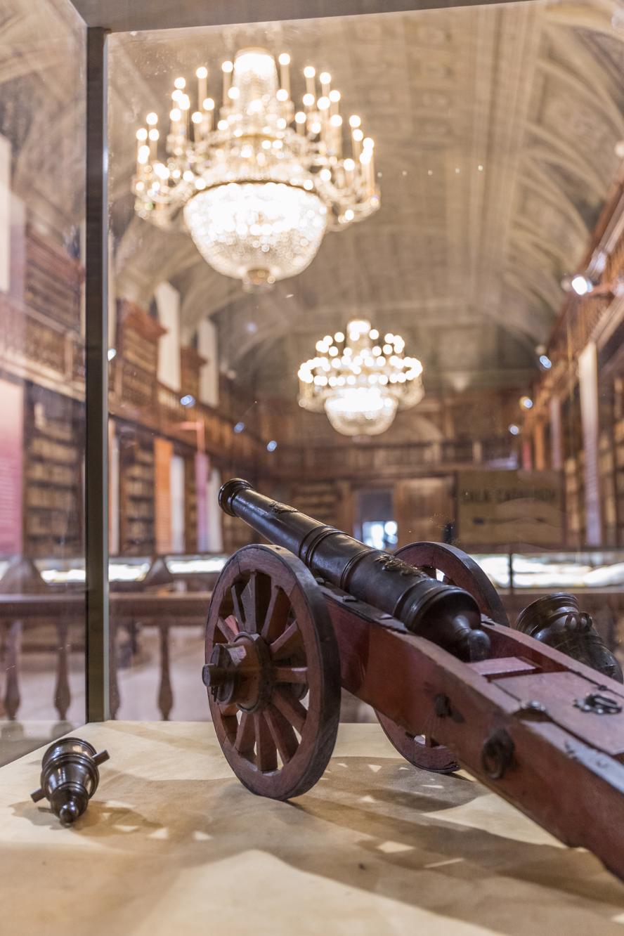 mostra--milano---l-arte-della-guerra---immagini-15-Biblioteca-Braidense-Arte-della-Guerra-Allestimento.jpg