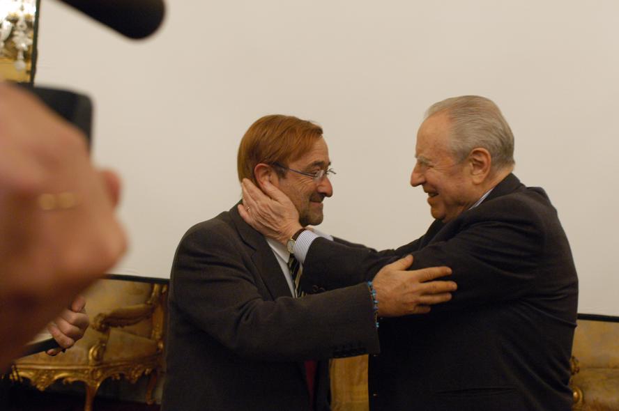 7.	Incontro con il Presidente della Repubblica Carlo Azeglio Ciampi insieme al Consiglio Direttivo di Pubblicità Progresso ed i promotori della campagna in favore dei disabili “E allora?”, 27 Febbraio 2004, Portale Storica della Presidenza della Repubblica.