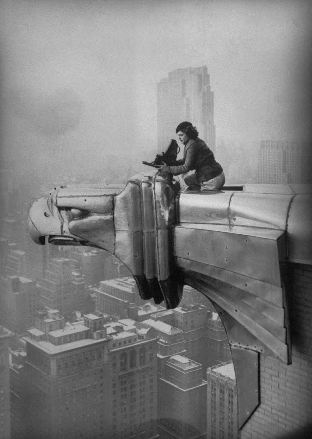 Margaret Bourke-White al lavoro in cima al grattacielo Chrysler, New York City, 1934 © Oscar Graubner Courtesy Estate of Margaret Bourke White