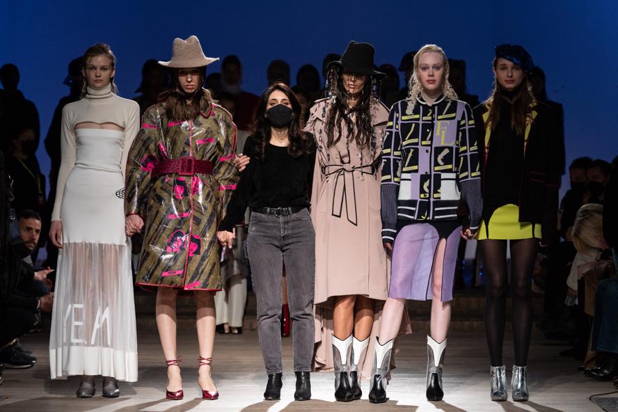 milano-fashion-week--collezione-autunno-inverno-2023-Francesca_Liberatore_AW_22_23__A_MINUTE_OF_SILENCE_FOR_UKRAINE_WITH_2_RUSSIAN_MODELS_AND_3_UKRAINE_MODELS.jpg