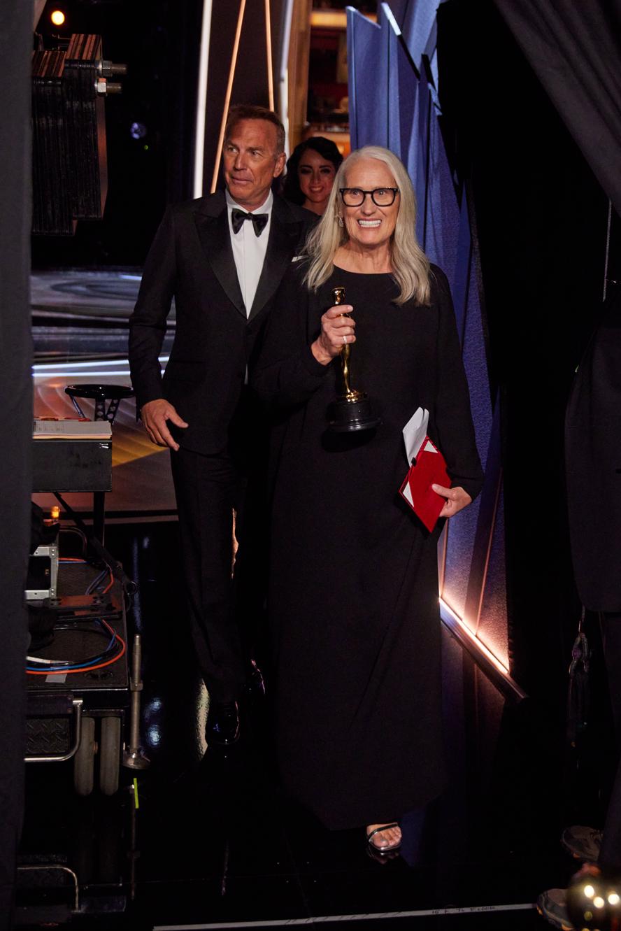 oscar-2022---academy-awards---backstage---immagini-Jane_Campion_backstage_with_the_Oscar®_for_Directing_during_the_live_ABC_telecast_of_the_94th_Oscars®_at_the_Dolby_Theatre_at_Ovation_Hollywood_in_Los_Angeles,_CA,_on_Sunday,_March_27,_2022..jpg