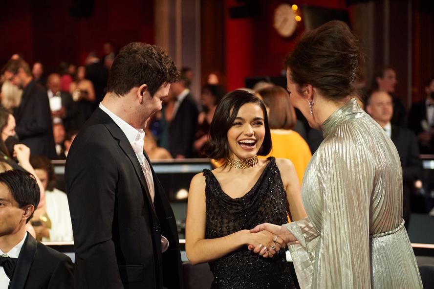 oscar-2022---academy-awards---backstage---immagini-Olivia_Coleman_and_Rachel_Zegler_during_the_live_ABC_telecast_of_the_94th_Oscars®_at_the_Dolby_Theatre_at_Ovation_Hollywood_in_Los_Angeles,_CA,_on_Sunday,_March_27,_2022..jpg
