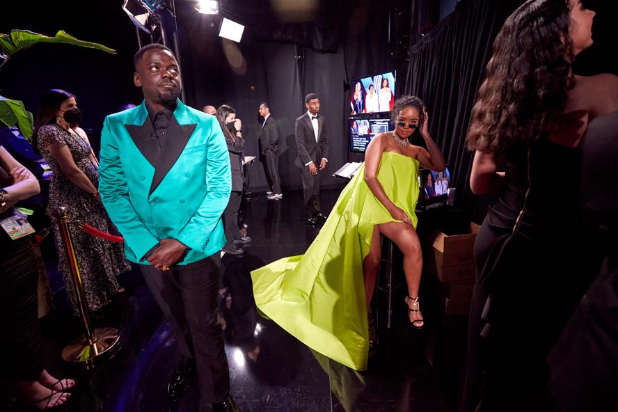 oscar-2022---academy-awards---backstage---immagini-Presenters_Daniel_Kaluuya_and_H.E.R._backstage_at_the_94th_Oscars®_at_the_Dolby_Theatre_at_Ovation_Hollywood_in_Los_Angeles,_CA,_on_Sunday,_March_27,_2022.jpg