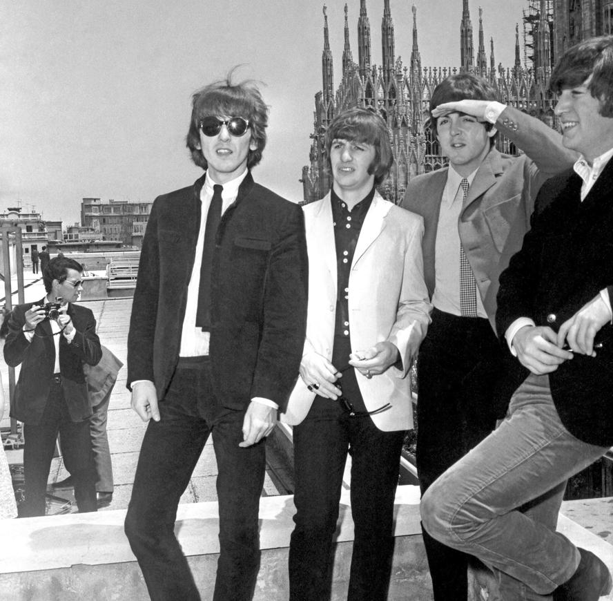 mostra-roma---gli-anni-interessanti.-momenti-di-vita-italiana.-1960-1975.----immagini-I_Beatles_a_Milano._Milano_24_giugno_1965_-_Archivi_Farabola.jpg