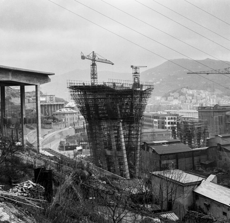 mostra-roma---gli-anni-interessanti.-momenti-di-vita-italiana.-1960-1975.----immagini-Il_viadotto_Polcevera_(ponte_Morandi)_in_costruzione._Genova_1963-67._Parma,_CSAC,_Fondo_Publifoto.jpg
