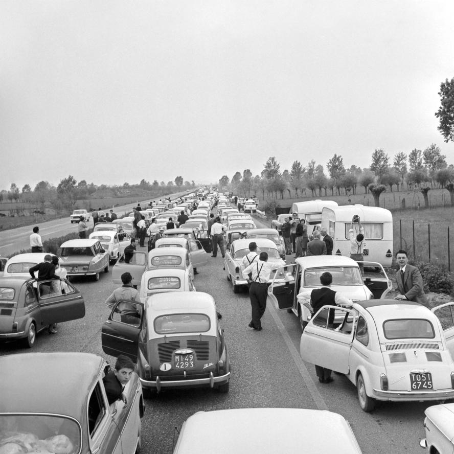 mostra-roma---gli-anni-interessanti.-momenti-di-vita-italiana.-1960-1975.----immagini-L'ingorgo._1964._Cremona._Archivi_Farabola.jpg