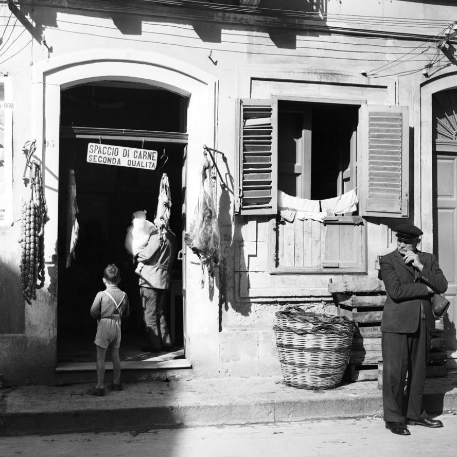 mostra-roma---gli-anni-interessanti.-momenti-di-vita-italiana.-1960-1975.----immagini-Macelleria._Sora_1960._Farabola.jpg