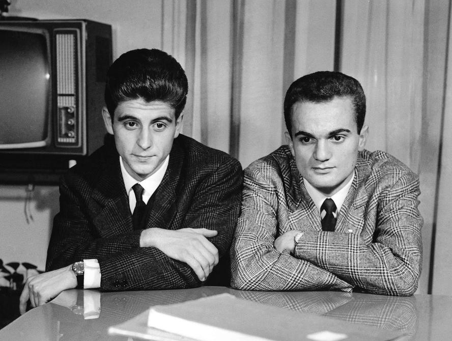 mostra-roma---gli-anni-interessanti.-momenti-di-vita-italiana.-1960-1975.----immagini-Milan-Inter._I_calciatori_Gianni_Rivera_e_Sandro_Mazzola_studiano_insieme._Milano_1960._Cremona,_Archivi_Farabola.jpg