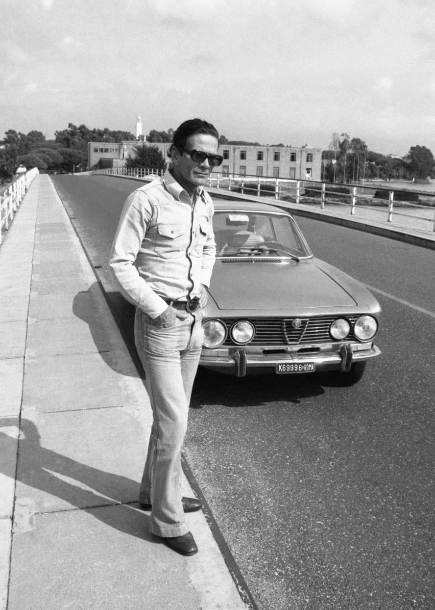 mostra-roma---gli-anni-interessanti.-momenti-di-vita-italiana.-1960-1975.----immagini-Pier_Paolo_Pasolini_e_l'Alfa_GT_con_cui_trovò_la_morte._Sabaudia,_ottobre_1975._Cineteca_di_Bologna,_Fondo_Prediali.jpg