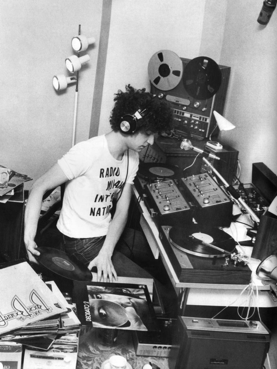 mostra-roma---gli-anni-interessanti.-momenti-di-vita-italiana.-1960-1975.----immagini-Piero_Cozzi,_Dj_a_Radio_Milano_International._1975._Collocazione_ignota.jpg