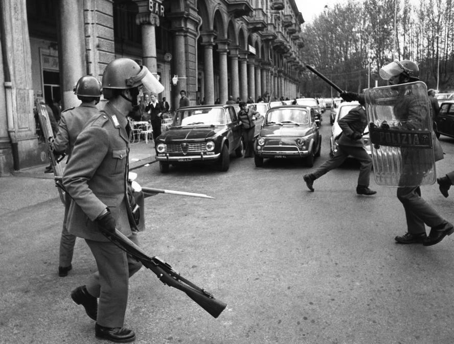 mostra-roma---gli-anni-interessanti.-momenti-di-vita-italiana.-1960-1975.----immagini-Polizia_in_attività_antisommossa._1972._Parma,_CSAC,_Fondo_Publifoto.jpg