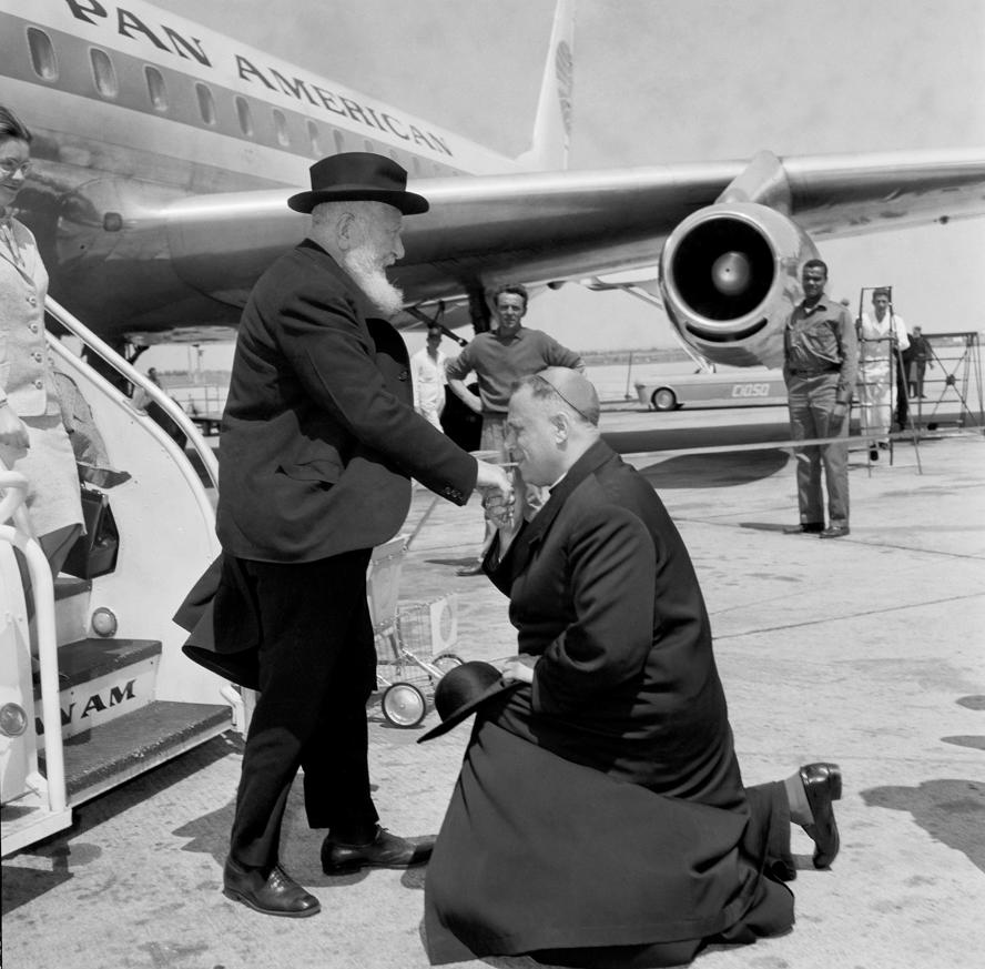 mostra-roma---gli-anni-interessanti.-momenti-di-vita-italiana.-1960-1975.----immagini-Religiosi_aeroportuali._Il_cardinale_Eugene_Tisserant._Fiumicino_1964._ARCHIVIO_LUCE,_Fondo_VEDO.jpg