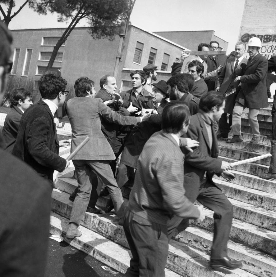 mostra-roma---gli-anni-interessanti.-momenti-di-vita-italiana.-1960-1975.----immagini-Scontri_all'Università_la_Sapienza,_Roma._16_marzo_1968._Parma,_CSAC,_Fondo_Publifoto.jpg
