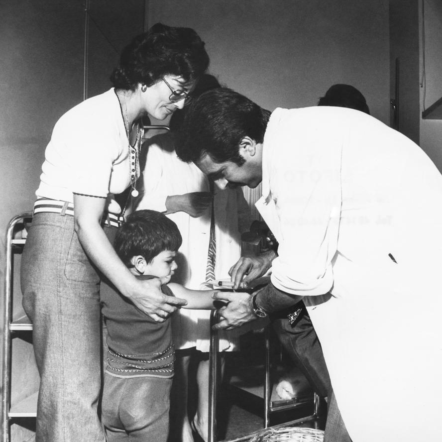 mostra-roma---gli-anni-interessanti.-momenti-di-vita-italiana.-1960-1975.----immagini-Vaccinazioni._Anni_'60._Parma,_CSAC,_Fondo_Publifoto.jpg