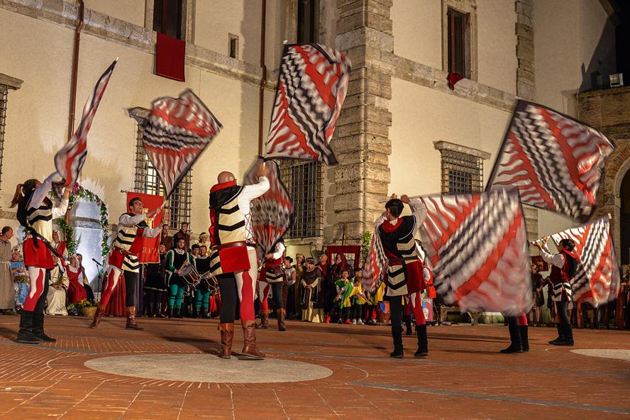 turismo----umbria-terni-acquasparta---immagini-Festa_del_Rinascimento_sbandieratori.jpg