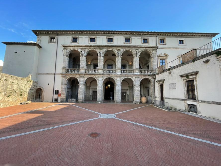 turismo----umbria-terni-acquasparta---immagini-Palazzo_Cesi_cortile_Acquasparta.jpeg