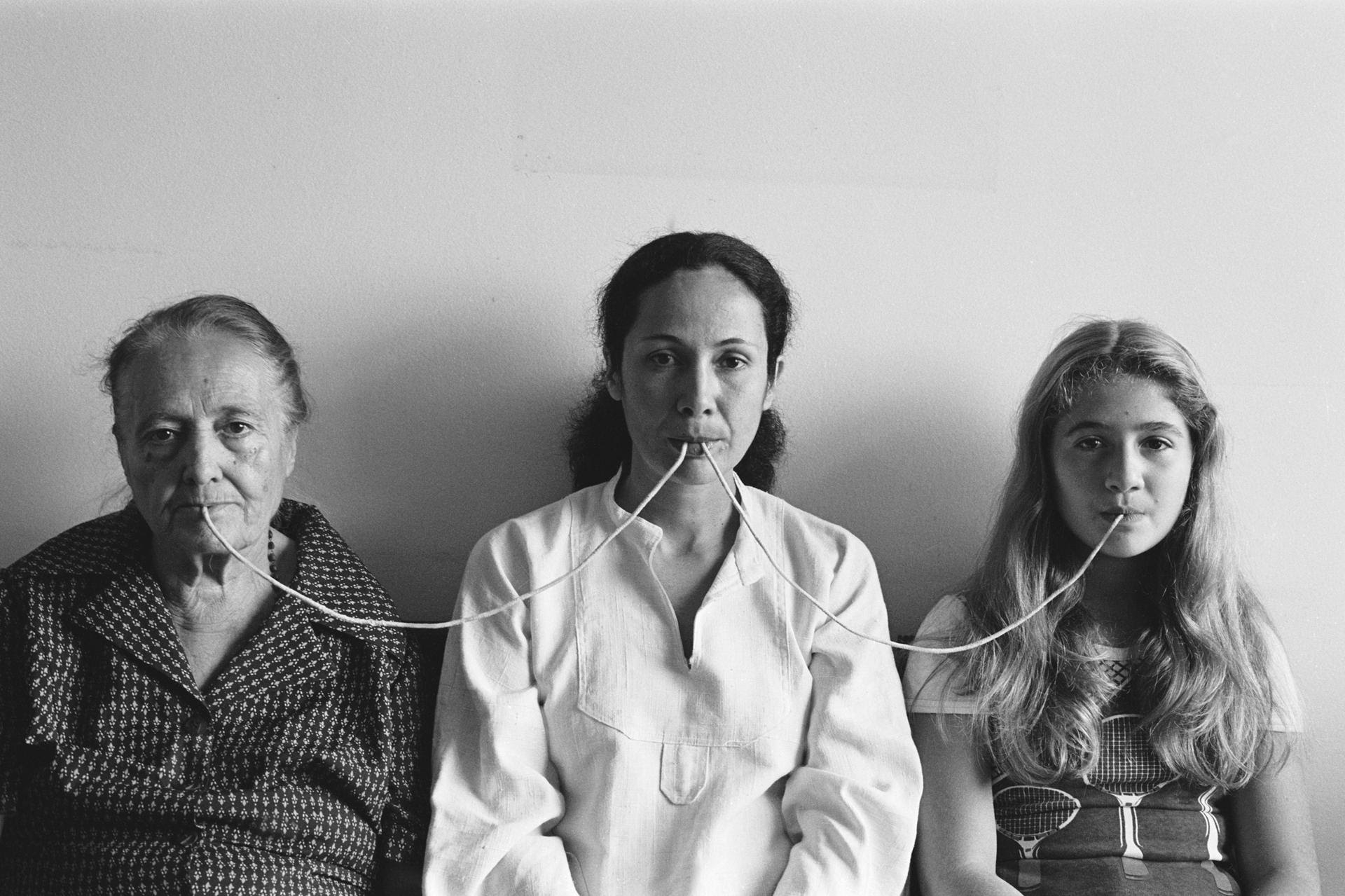 mostra-bolzano---merano---together.-interact-–-interplay-–-interfere---immagini-Anna_Maria_Maiolino,_Por_um_fio_(fotopoemacao_series),_1976._Fotografia_52_x_79_cm._Courtesy_the_artist_and_Videoinsight_Collection,_Torino.jpg