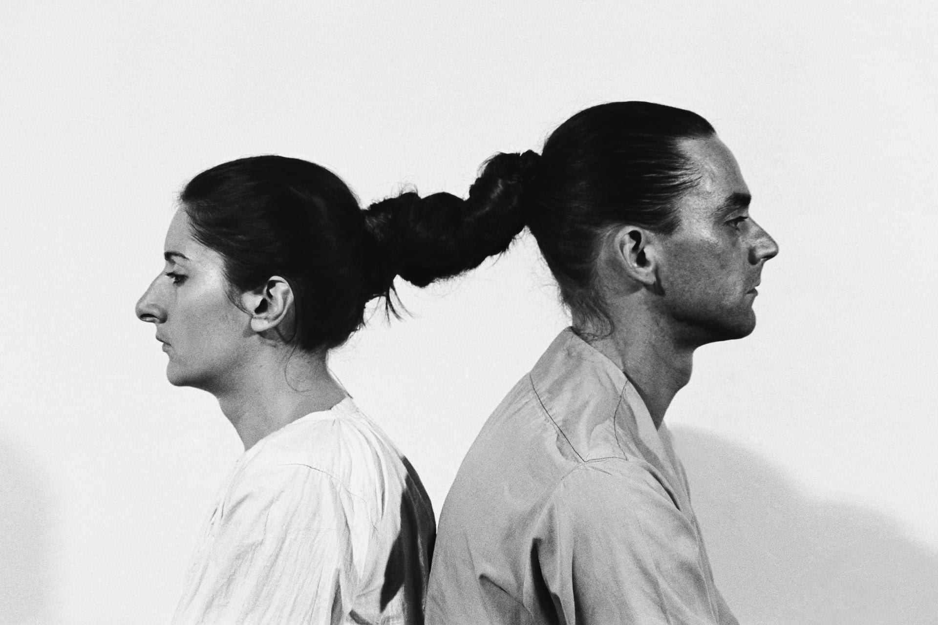 Ulay  Marina Abramovic, Relation in Time, 1977. Video (bianco e nero, audio), 74 54. Performance 16 ore senza pubblico. Ultima ora in presenza del pubblico. Serie di fotografie realizzate ogni ora. Studio G7, Bologna, Ita