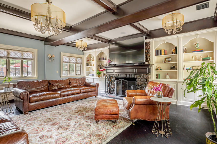turismo---staten-island---new-york---immagini-Godfather_Airbnb_-_07_-_Living_Room_2_-_Credit_Marc_McAndrews.jpg