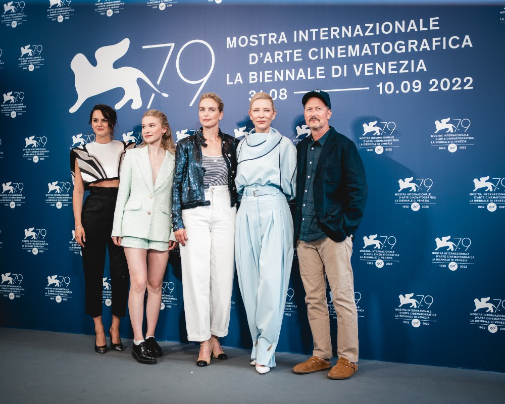 mostra-del-cinema-di-venezia-2022---immagini-TÁR_di_Todd_Field_è_stato_presentato_oggi,_in_anteprima_mondiale,_alla_79._Mostra_Internazionale_d’Arte_Cinematografica_di_Venezia,_nella_Selezione_Ufficiale_-_Concorso..jpg