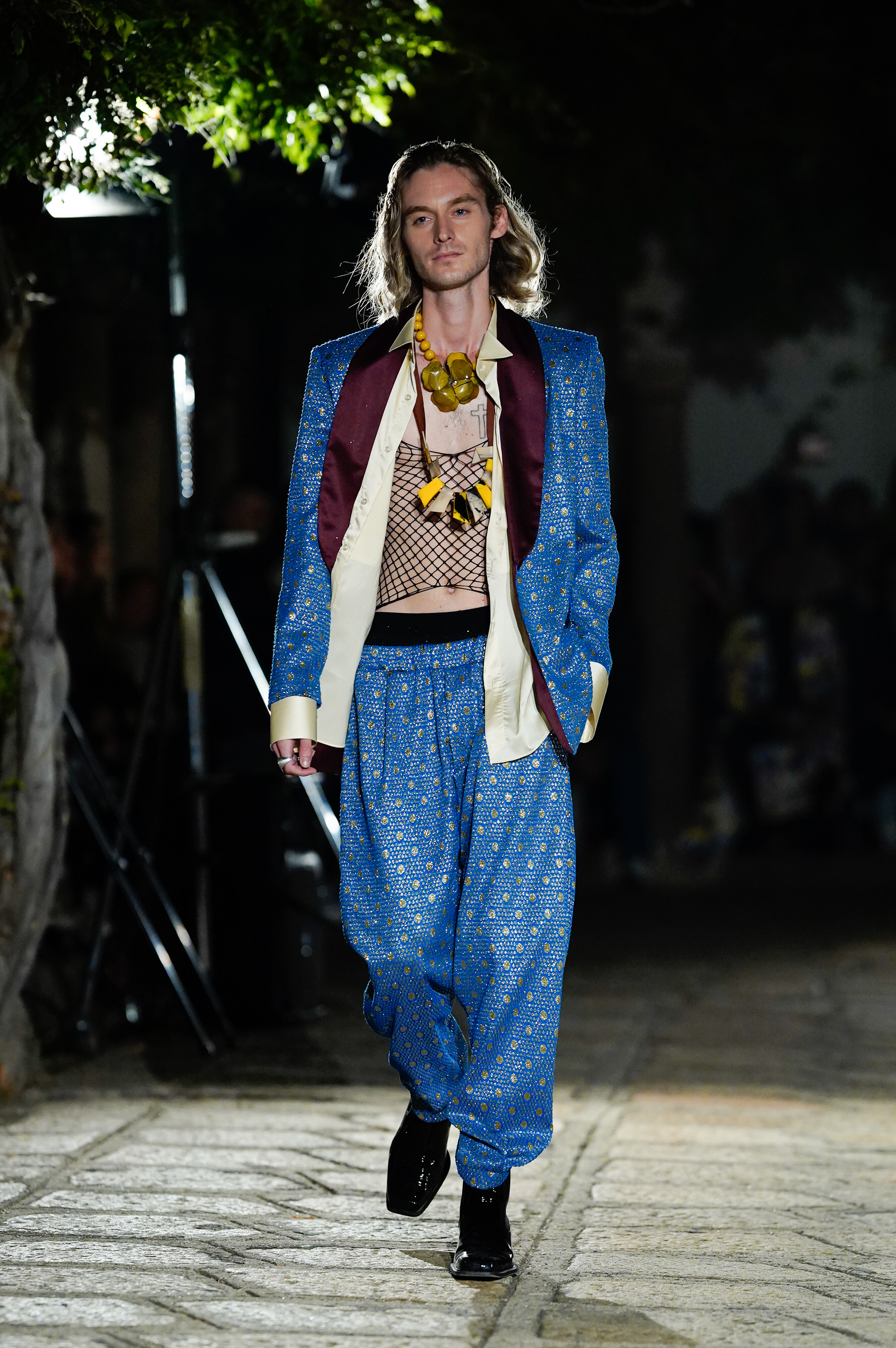 milano-fashion-week--collezione-primavera-estate-2023-attore_e_musicista_Luca_Chikovani_sfila_per_Francesca_Liberatore
