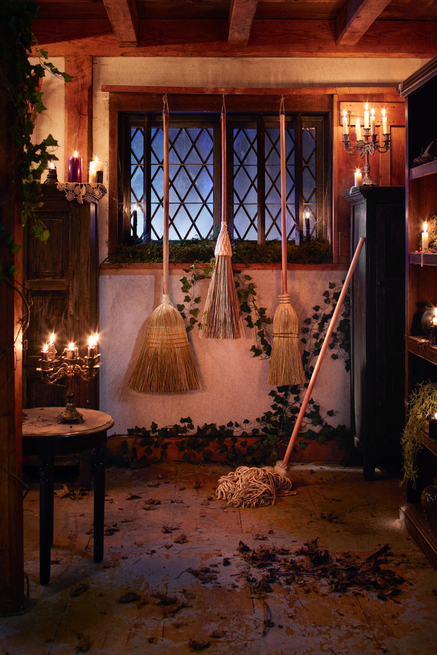 turismo---salem---massachusetts----immagini-Hocus_Pocus_Airbnb_05_-_Broom_-_Credit_Helynn_Ospina.jpg