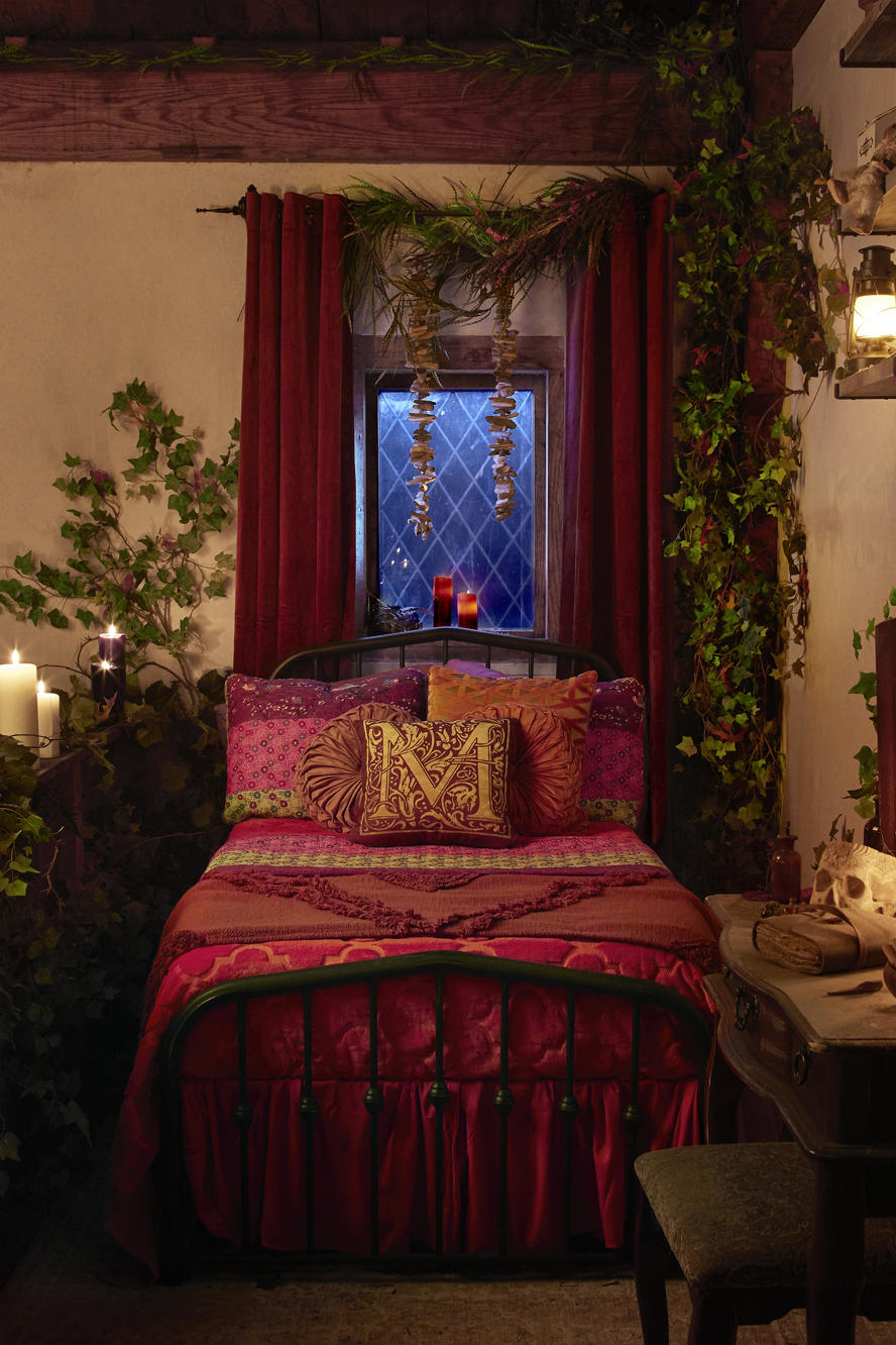 turismo---salem---massachusetts----immagini-Hocus_Pocus_Airbnb_18_-_Vertical_Bed_-_Credit_Helynn_Ospina.jpg