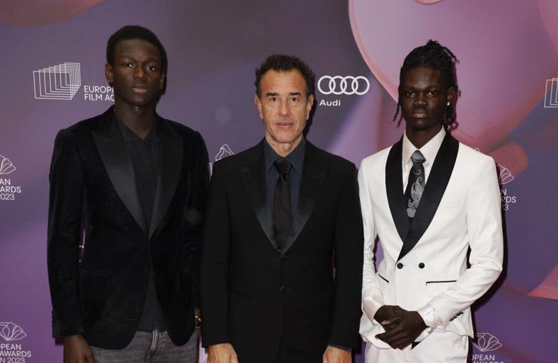 european-film-awards-2023---immagini-Seydou_Sarr,_Matteo_Garrone_and_Moustapha_Fall.jpeg