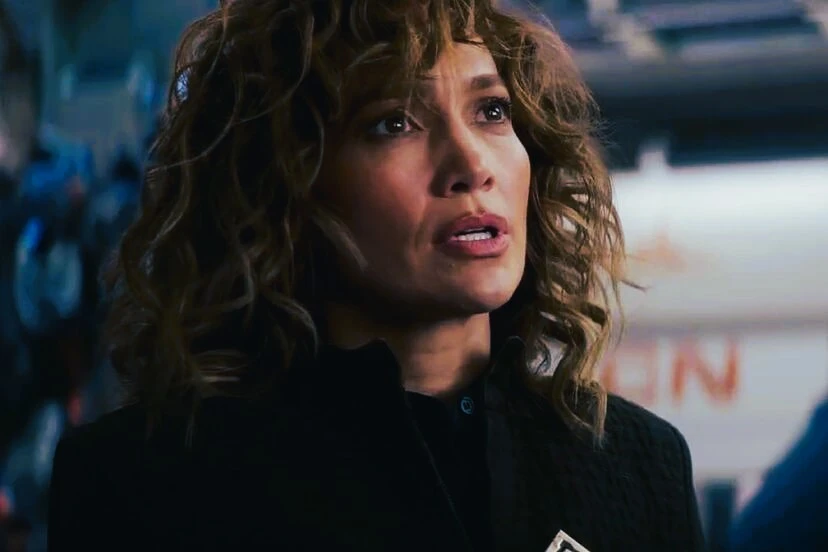Recensione film Atlas, disastro IA con Jennifer Lopez