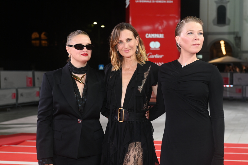 mostra-del-cinema-di-venezia-2024-95208-RED_CARPET_-_TROIS_AMIES__THREE_FRIENDS__-_Sara_Forestier__Camille_Cottin_and_India_Hair__Credits_Giorgio_Zucchiatti_L.jpg